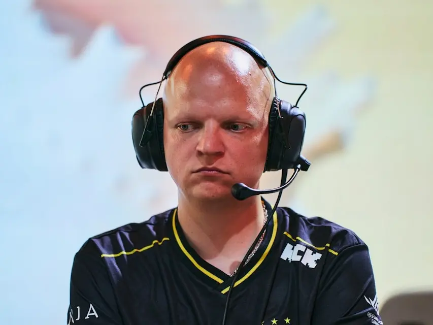 XTQZZZ: The position mezii originally played required throwing many utilities, which is not easy for JL to learn.