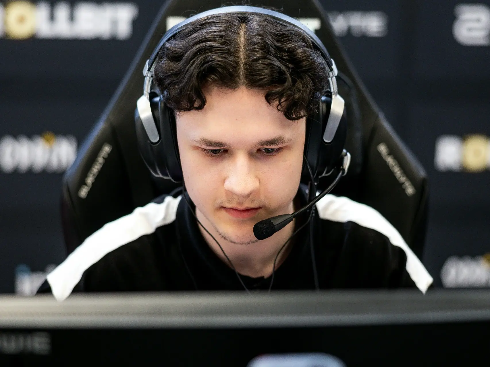 CS Daily: npl Surpasses donk to Top FACEIT Ladder Rankings