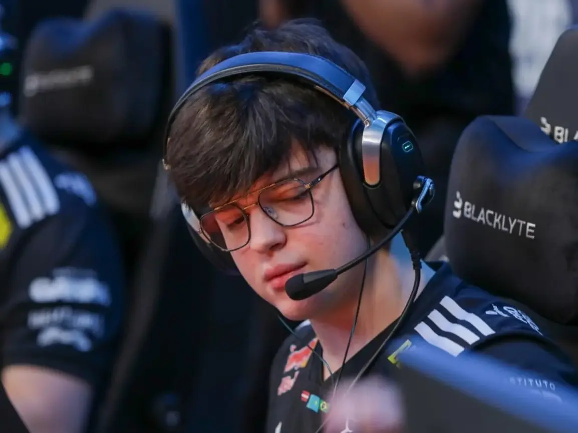 Molodoy discusses eye issues: can't look at bright lights for long periods, will